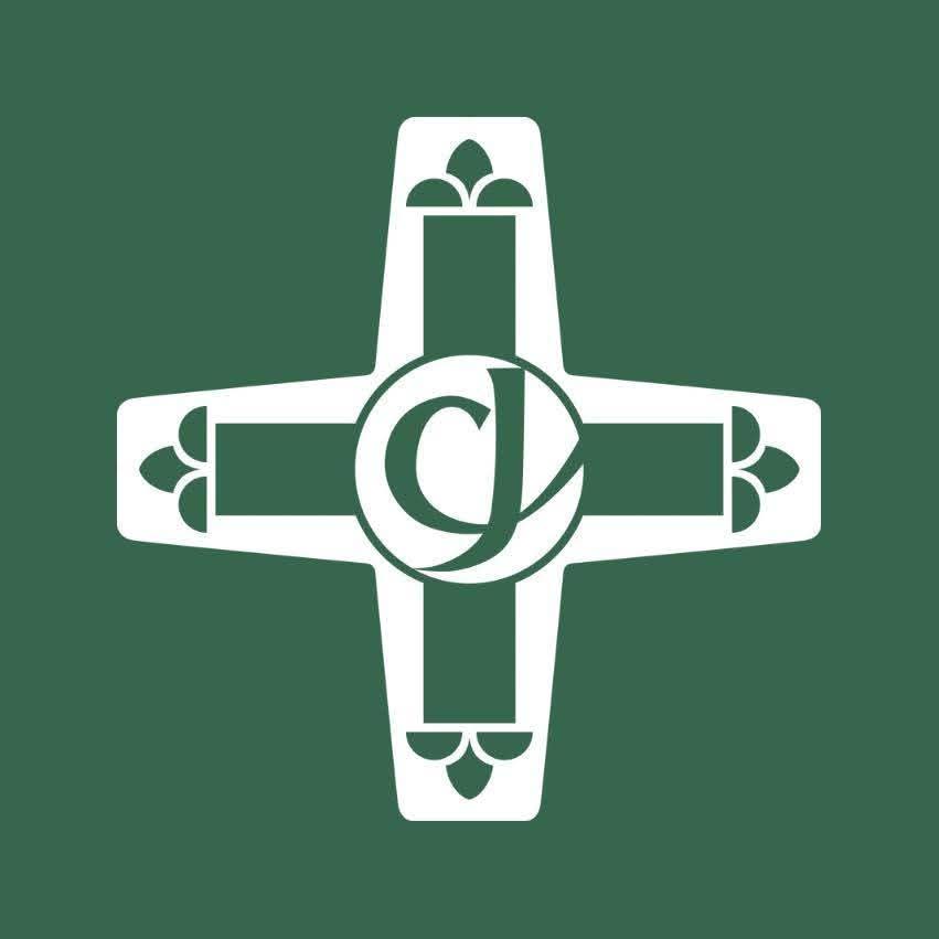 Logotipo em forma de cruz estilizada na cor branca, com detalhes decorativos nas extremidades e as letras ‘CJ’ centralizadas dentro de um círculo, sobre um fundo verde.